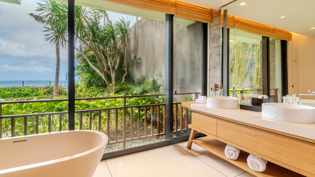 Sohamsa Ocean Estate Bali - Villa Soham - Junior suite ensuite bathroom with bathtub